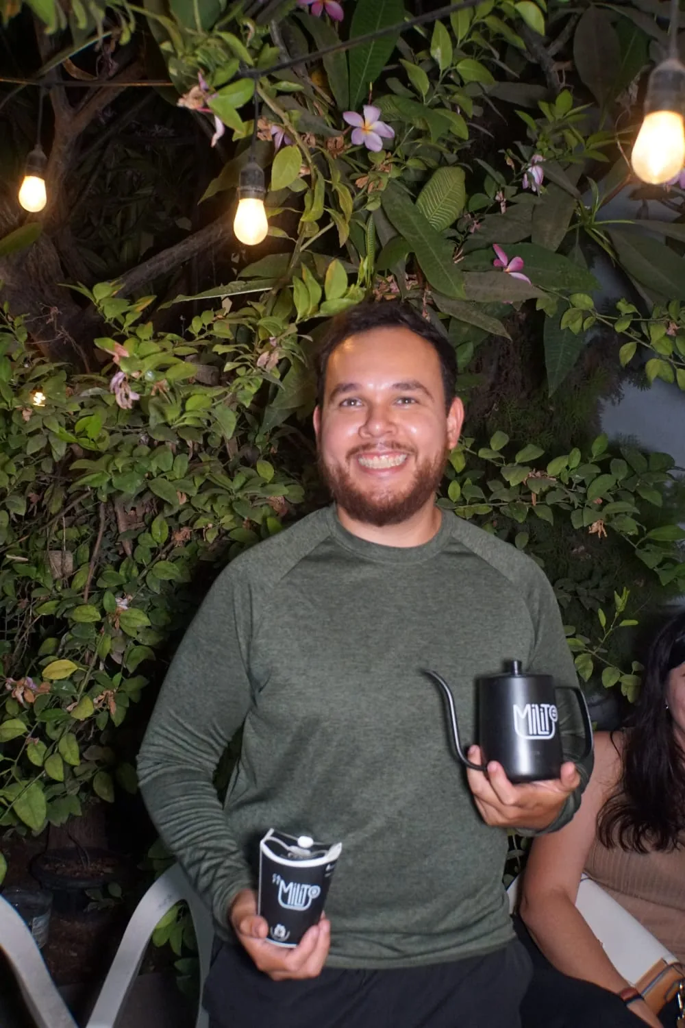 Fundador de Café Milito con el kettle de la marca